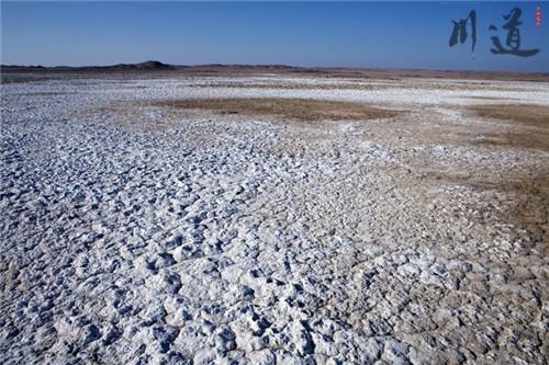 同样是湖水留下的"杰作",那漫无边际的像层层波浪的盐壳滩给人留下的